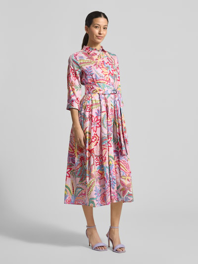 Frauenmodel trägt Hemdblusenkleid mit Bindegürtel von Milano Italy, bunt, floral gemustert, reine Baumwolle, A-Linie, Ganzkörperansicht von vorne
