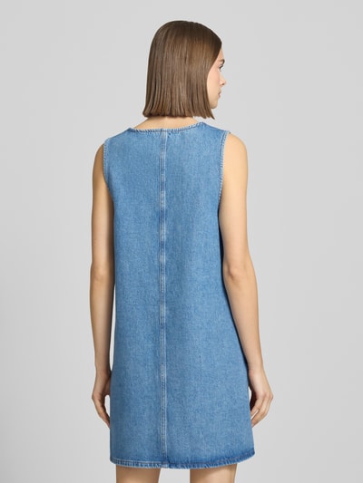 Frauenmodel trägt Fließendes Jeanskleid aus Baumwoll-Mix von Marc O'Polo Denim in mittlerem Blau, knieumspielend, gerade geschnitten, Ganzkörperansicht Rückansicht