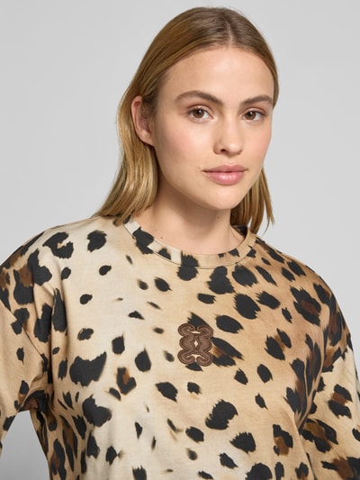Vrouwenmodel draagt Cropped Boxy Fit T-shirt mit Stitching van Smith and Soul, puur katoen, boxy fit, kort, all-over look, ronde hals, ruglengte maat S 50 cm, nahaufnahme bovenlichaam.