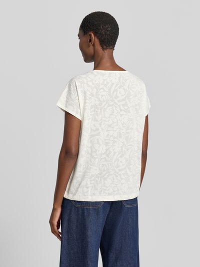 Frauenmodel trägt T-Shirt mit Kordelzug am Saum und Rundhalsausschnitt von Betty Barclay, weiß mit dezentem Muster, Straight, Material-Mix, Rückansicht, Rückenlänge bei Größe 36: 60 cm.