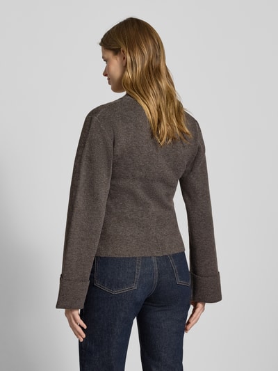Vrouwenmodel draagt Slim Fit Cardigan met Woll-Anteil in strick-look van Gina Tricot in bruin met trompetmouwen, rugaanzicht.