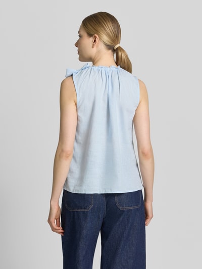 Frauenmodel trägt Regular Fit Bluse aus Viskose-Mix mit Leinen-Anteil von Christian Berg Woman in Hellblau, Zierschleife, Stehkragen mit Rüschenbesatz, Ärmelloses-Design, Rückansicht, Rückenlänge bei Größe 36: 54 cm.