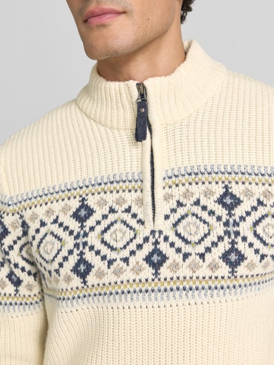 Männermodel trägt Norwegerpullover aus Woll-Mix mit Troyer-Kragen von RAGMAN, Regular Fit, Zopfmuster in Beige und Blau, Nahaufnahme Oberkörper.