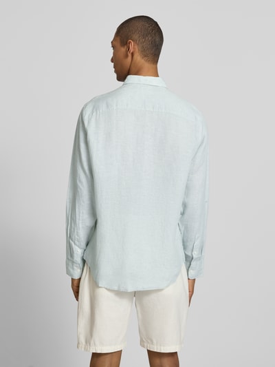 Männermodel trägt Regular Fit Freizeithemd aus reinem Leinen Modell 'REGKYLIAN' von SELECTED HOMME, Hellblau, Rückansicht, Ganzkörperansicht Rückansicht