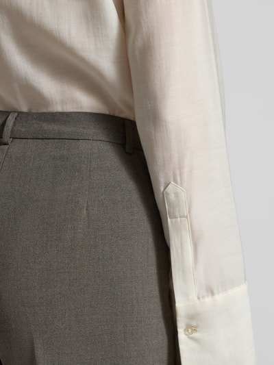 Frauenmodel trägt Straight Fit Bundfaltenhose mit Viskose-Anteil Modell 'TEXAS' von Vero Moda in Melange-Optik, Detailaufnahme.