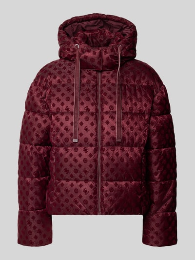 Produktfoto, Cropped Steppjacke mit Logo-Muster Modell 'NEW DAISY' von GUESS in Bordeaux mit Reißverschluss und Tunnelzug-Kapuze, Allover-Look