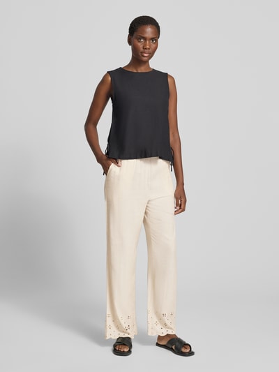 Vrouwenmodel draagt dames broek van mix van viscose en linnen, model 'Linus' van FREE/QUENT met ajourwerk, relaxed fit, elastische band en tunnelkoord, kleur lichtbeige, rechte pijpen, bandwijdte maat S 39 cm, binnenbeenlengte 78 cm, geheel aanzicht van voren.