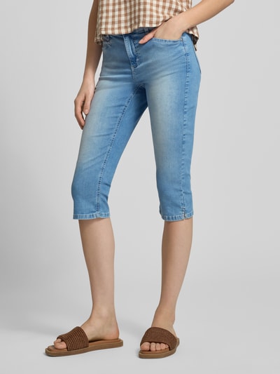 Kobieta prezentuje spodnie capri z elastycznym pasem model 'AnnaCapri Sporty' od Angels, mieszanka bawełny z dodatkiem streczu, krój slim fit, szerokość w rozmiarze 36: 39 cm, długość wewnętrzna nogawki w rozmiarze 36: 46 cm, jasnoniebieski, gładka faktura, pełny widok sylwetki z przodu.