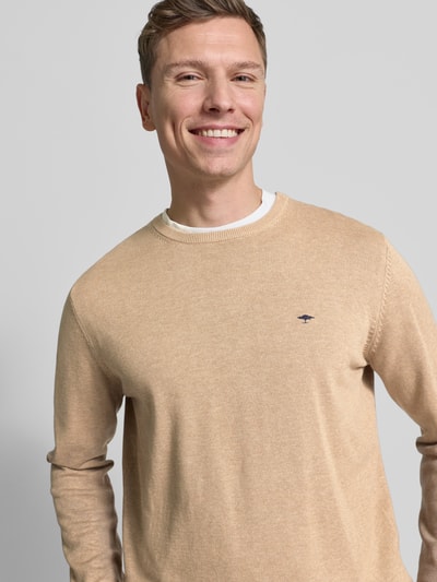 Męski model nosi Sweter z dzianiny z prążkowanymi wykończeniami od Fynch-Hatton z bawełny, krój regular fit, okrągły dekolt, wyhaftowane logo; zbliżenie na górną część sylwetki.