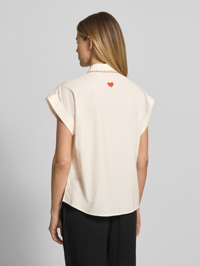 Frauenmodel trägt Regular Fit Hemdbluse mit Allover-Motiv-Stitching Modell 'Jesse' von B.Young, Baumwolle, cremefarben, Kurzarm, Rückansicht, Ganzkörperansicht.