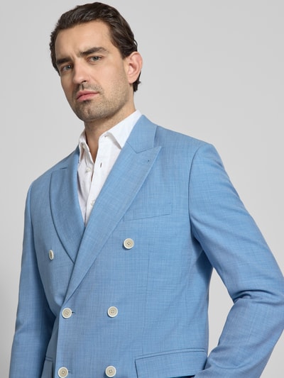Männermodel trägt Slim Fit Anzugjacke mit Reverskragen von MCNEAL in Hellblau, doppelte Knopfleiste, Brusttasche, Nahaufnahme Oberkörper.