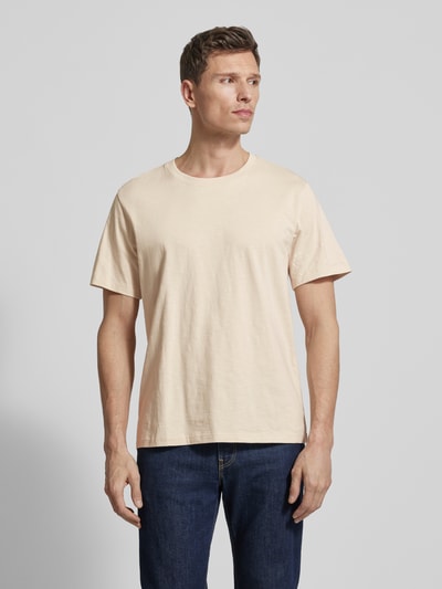 Männermodel trägt Regular Fit T-Shirt aus reiner Baumwolle Modell 'HASPEN' von SELECTED HOMME in melange Optik, Rundhals, kurzarm, Ganzkörperansicht von vorne.