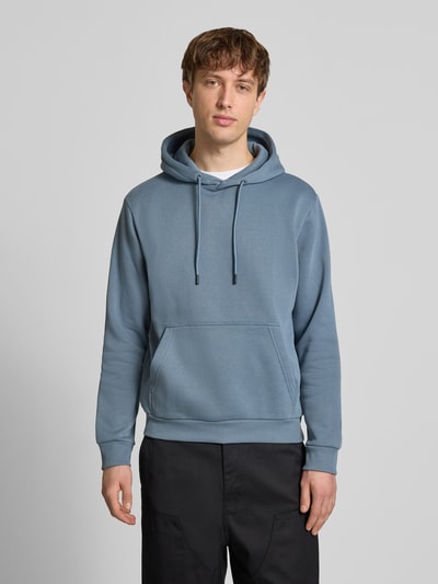 Mannenmodel draagt Hoodie met capuchon model 'BRADLEY' van Jack & Jones, katoenmix, losse fit, kangoeroezak, blauw, voorkant geheel.