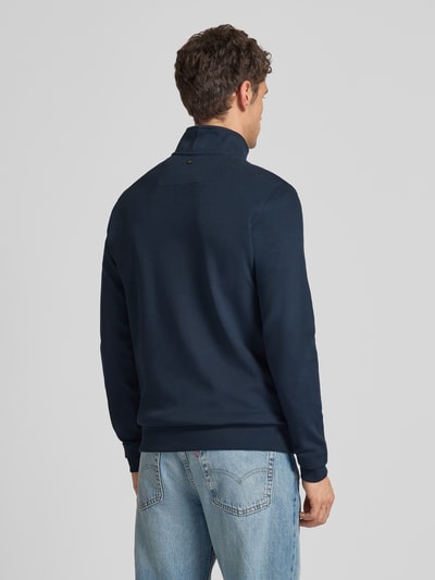 Männermodel trägt Sweatshirt mit Stehkragen und Reißverschluss van PME Legend in donkerblauw, katoen-elastaan mix, regular fit, label-stitching, ruglengte 68 cm, mouwlengte 65 cm, Ganzkörperansicht Rückansicht.