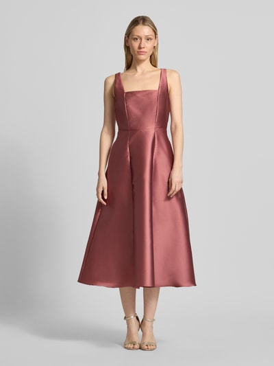 Frauenmodel trägt Cocktailkleid mit Karree-Ausschnitt von Swing in Taillierter Passform als Midikleid, seidig glänzende Textur, Ganzkörperansicht von vorne. Rückenlänge bei Größe 36: 125 cm, Brustweite: 34 cm, Reißverschluss auf Rückseite.
