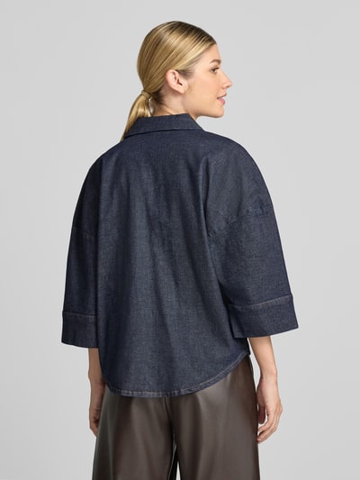 Frauenmodel trägt Relaxed Fit Jeansbluse aus Baumwoll-Mix von Tom Tailor in Dunkelblau, glatte Textur, Ganzkörperansicht Rückansicht, Damen Jeansbluse von Tom Tailor