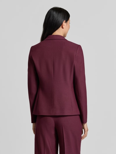 Frauenmodel trägt Regular Fit Blazer aus Viskose-Mix von Christian Berg Woman Selection in Bordeaux mit Reverskragen, Ganzkörperansicht Rückansicht.