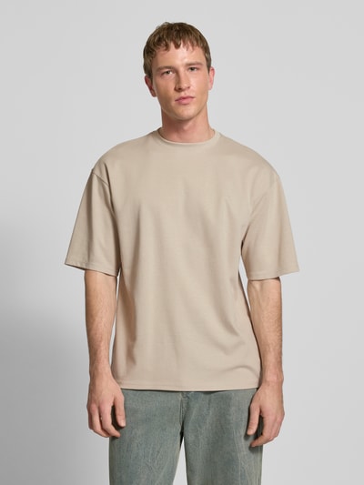Männermodel trägt Boxy Fit T-Shirt aus Baumwoll-Mix Modell 'CASPIAN AIRFLEX BOXY' von Only & Sons, Optik: Unifarben, Ganzkörperansicht von vorne