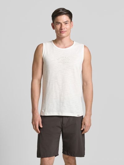 Männermodel trägt Tanktop mit Statement-Print und Rundhalsausschnitt von Lerros aus Reine Baumwolle, Regular-Fit, Label-Patch, Rückenlänge bei Größe M 67 cm, Farbkontrast aus Creme und Braun, feine Textur, Ganzkörperansicht von vorne.