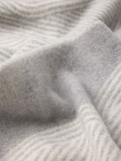 Produktfoto, Schal aus Woll-Mix Modell 'Vianna' von BOSS Damen Schal, hellgraue Farbe mit feinen Streifen, weiche Struktur, Detailaufnahme