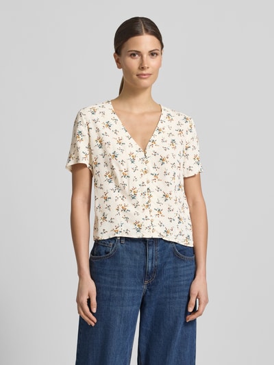 Kobiece model prezentuje Slim Fit Bluse aus reiner Viskose von Jake*s Casual, kremowa bluzka z wiskozy, krój slim fit, kwiatowy nadruk na całej powierzchni, dekolt w serek, bluzka z krótkim rękawem, listwa guzikowa, długość tyłu w rozmiarze 36: 50 cm, długość rękawów w rozmiarze 36: 20 cm, Ganzkörperansicht von vorne