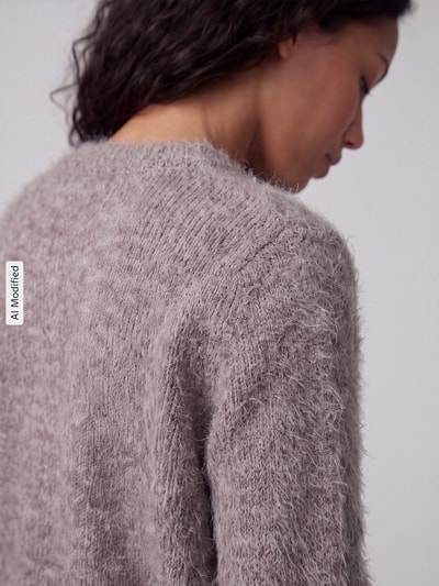 Kobieta nosi Regular Fit kardigan rozpinany z dodatkiem wełny model 'NOVAH' od VERO MODA w kolorze szarym, detalowe ujęcie ramion, KI-modifiziertes Bild