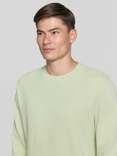 Männermodel trägt Regular Fit Langarmshirt aus Baumwoll-Mix Modell 'WE-TEMPEST' von BOSS Orange, Optik: Unifarben, Nahaufnahme Oberkörper.