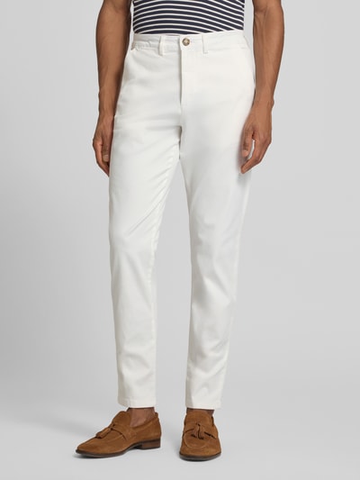 Männermodel trägt Slim Fit Chino aus Baumwoll-Mix von SELECTED HOMME, Optik: Unifarben, Passform: Slim-Fit, Farbe Weiß, Nahaufnahme Unterkörper.