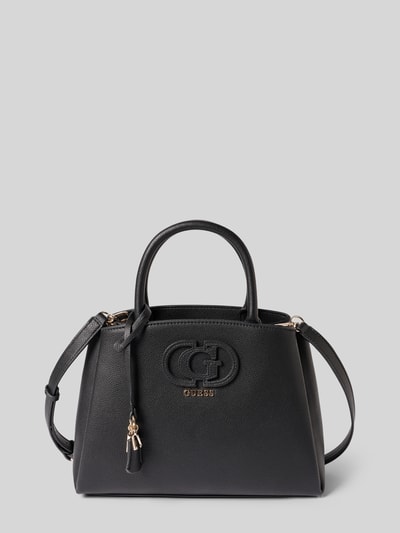 Produktfoto, czarna torebka w stylu imitacji skóry Produktname Handtasche in Leder-Optik Modell 'Isola' von Guess, detal z logo, główna przegroda z zamkiem błyskawicznym, odpinany uchwyt i pasek na ramię, Szerokość w rozmiarze 1: 31 cm, długość 22 cm, głębokość 14 cm, długość paska na ramię 123 cm