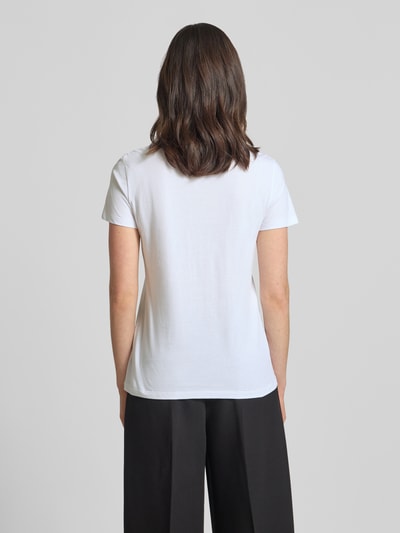 Frauenmodel trägt T-Shirt mit Logo und Rundhalsausschnitt von ARMANI EXCHANGE aus Reine Baumwolle, Regular-Fit, Rückenlänge 58 cm, Ganzkörperansicht Rückansicht.