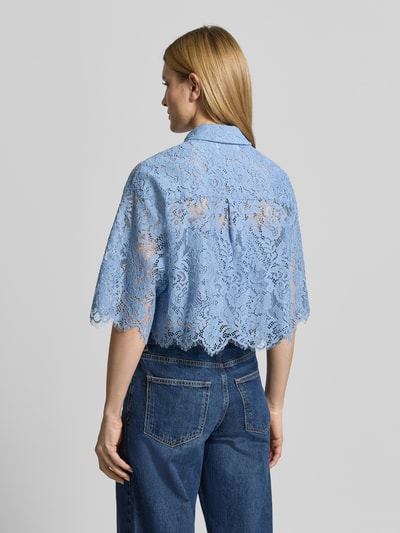 Frauenmodel trägt Bluse mit Spitze und Hemdblusenkragen von MICHAEL Michael Kors im Material-Mix mit Baumwoll-Anteil, Verkürzt, Semitransparent, Rückenlänge 49 cm, Ärmellänge 32 cm, Ganzkörperansicht Rückansicht.