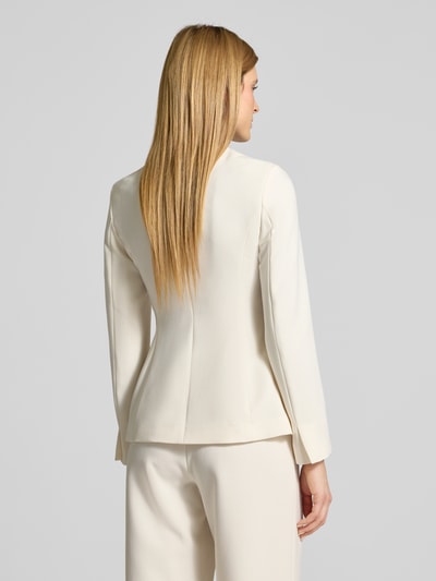 Frauenmodel trägt Blazer mit Schmuckknöpfen von Jake*s Collection im Material-Mix mit Viskose-Anteil, Regular-Fit, Ganzkörperansicht Rückansicht.