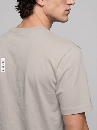 adidas Sportswear Regular Fit T-Shirt mit kleinem Socken-Print Beige 3