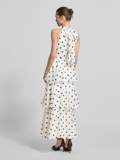 Vrouwenmodel draagt Midikleid im Stufen-Look Modell 'Monroe' van Forever New, witte lyocell-linnenmix met zwarte stippen, getailleerde fit, rugzijde vetersluiting, detailopname van achteraan.