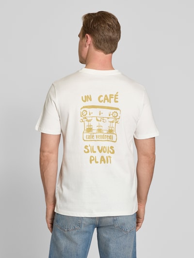 Männermodel trägt T-Shirt mit Motiv-Print Modell 'ØRSLEV' von Casual Friday, weiß, reine Baumwolle, Regular Fit, Rückenansicht, Ganzkörperansicht Rückansicht.