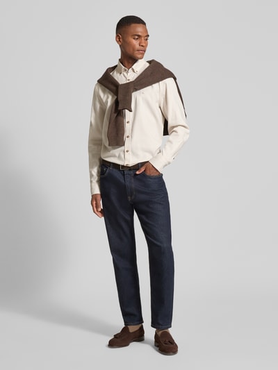 Männermodel trägt Regular Fit Freizeithemd mit Button-Down-Kragen von Fynch-Hatton aus reiner Baumwolle, Knopfleiste, Label-Stitching, helle Farbe, glatte Textur, Ganzkörperansicht von vorne. Rückenlänge 77 cm, Schulterbreite 49 cm, Ärmellänge 65 cm bei Größe M.