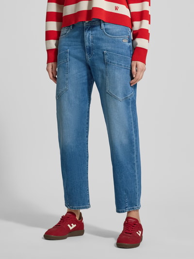 Frauenmodel trägt Barrel Fit Jeans mit aufgesetzten Taschen Modell 'Ida Worker' von GANG, aus Baumwoll-Mix mit Stretch-Anteil, Nahaufnahme Unterkörper.