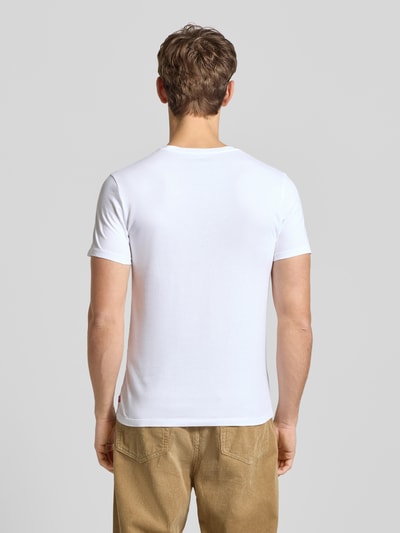 Mężczyzna nosi T-shirt mit Label-Print im 2er-Pack von LEVI'S®, bawełna, krój slim fit, okrągły dekolt, dł. tyłu 67 cm, Ganzkörperansicht Rückansicht.