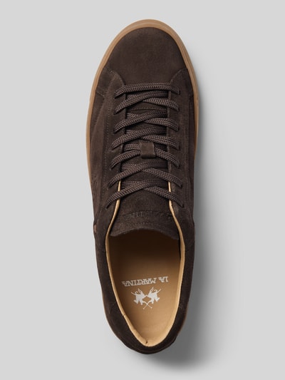 Produktfoto, Sneaker mit Label-Prägnung von La Martina in Dunkelbraun, abgerundete Form, strukturierte Sohle, sichtbare Label-Prägung, Schnürverschluss, Kontext: Herrensneaker, Absatzhöhe 3 cm, Schafthöhe 7 cm, Schaftweite 10 cm, Größe 44.