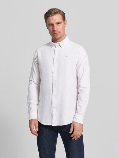 Männermodel trägt Barbour Tailored Fit Freizeithemd aus reiner Baumwolle Modell 'STRIPED OXFORD' in Weiß, Optik:Allover-Muster, Strukturmuster, Button-Down-Kragen, durchgehende Knopfleiste, Label-Stitching, Langarm, Sportmanschette, Materialverarbeitung: Oxford, Ganzkörperansicht von vorne.
