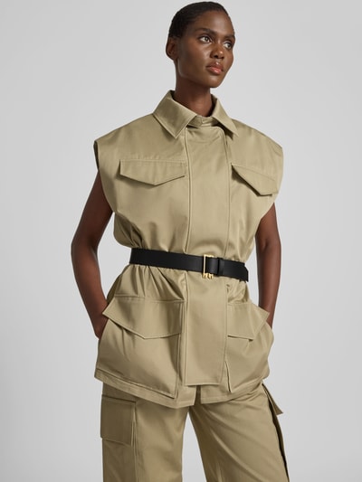 Frauenmodel trägt Gürtel mit D-Ring-Verschluss von Victoria Beckham in Schwarz mit Ziernähte, Label-Detail, metallic D-Ring-Verschluss, Schlaufe, Breite 4 cm, breite Passform, Ganzkörperansicht von vorne.
