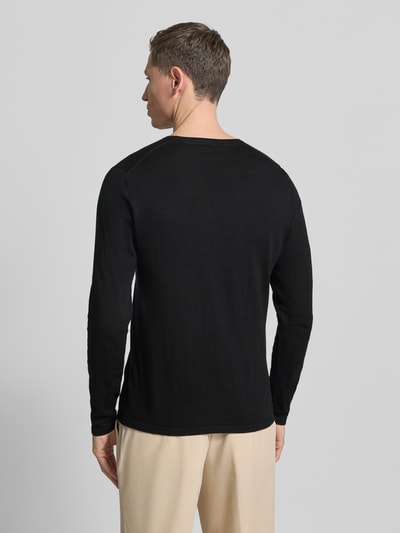 Männermodel trägt schwarzen Strickpullover mit Rundhalsausschnitt von Christian Berg Men, reine Baumwolle, Regular Fit, Ganzkörperansicht Rückansicht.