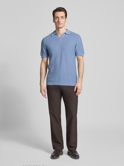 Männermodel trägt Strickshirt mit Polokragen und V-Ausschnitt von Christian Berg Men in Blau, Reine Baumwolle, Regular-Fit, Ganzkörperansicht von vorne. Rückenlänge bei Größe M: 73 cm, Ärmellänge bei Größe M: 27 cm.