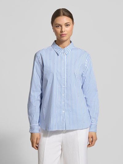 Vrouwenmodel draagt Regular Fit Bluse mit Ziersteinbesatz van Betty Barclay uit katoenmix met stretch, blauwe en witte strepen, overhemdkraag, knoopsluiting, ruglengte maat 36: 70 cm, mouwlengte maat 36: 60 cm, voorkant volledig zichtbaar, Ganzkörperansicht von vorne.