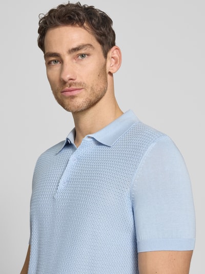 Männermodel trägt Regular Fit Poloshirt aus reiner Baumwolle von Strellson in Strickoptik mit Struktur, hellblauer Feinstrick, Nahaufnahme Oberkörper.