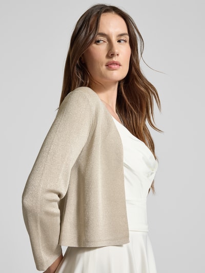 Kobiece modelka ma na sobie Regular Fit Bolero aus Viskose-Mix in Strick-Optik od Jake*s Cocktail, efekt błyszczący, długość tyłu w rozmiarze 36: 39 cm, imitacja dzianiny, mieszanka wiskozy, krój regular fit, widok z przodu, ujęcie od pasa w górę.
