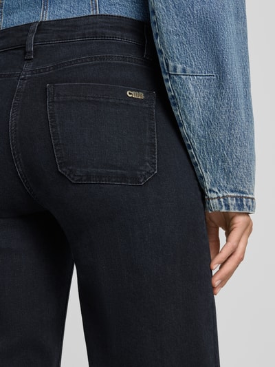 Vrouwenmodel draagt zwarte bootcut jeans uit mix van katoen en modal, CAMBIO Bootcut-Jeans uit de damescollectie, detailopname.