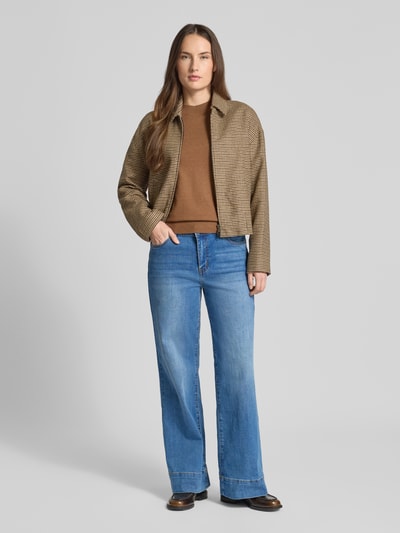 Frauenmodel trägt Flared Jeans mit 5-Pocket-Design von Buena Vista aus Baumwoll-Mix mit Viskose-Anteil, mittleres Blau, Ganzkörperansicht von vorne.