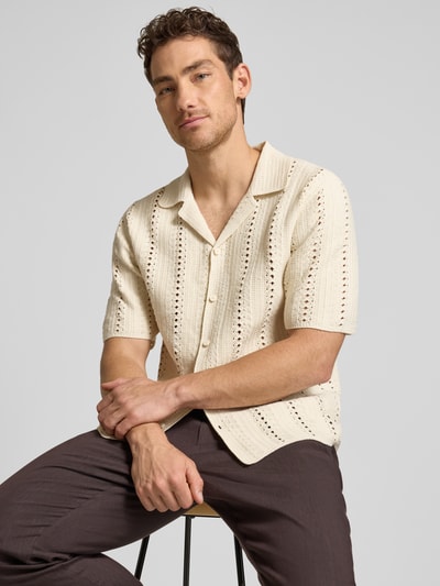 Männermodel trägt Strickshirt mit Reverskragen und Knopfleiste von JAKE*S STUDIO MEN, cremefarben mit feiner Lochstruktur, Nahaufnahme Oberkörper. Baumwoll-Mix, Regular Fit.