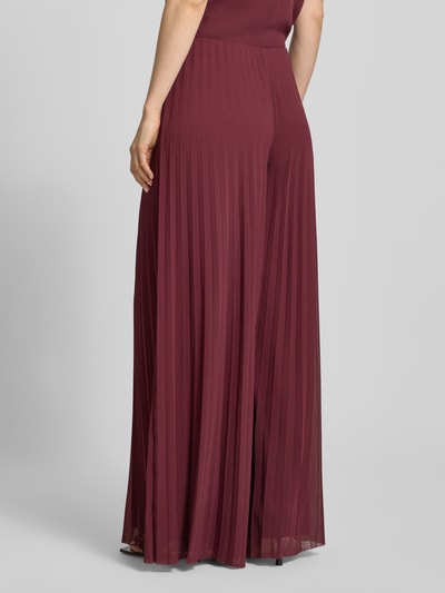 Frauenmodel trägt Hose aus Chiffon mit Plisseefalten von V by Vera Mont in Bordeaux, elastischer Bund, Damen, Ganzkörperansicht Rückansicht.